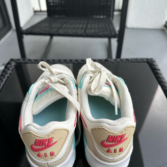 Nike White and Red Sneakers with Chunky Design and Air Max Cushioning - Picture 4 of 5